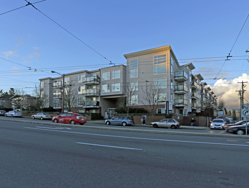 Victoria Mews in Vancouver, BC - Building Photo