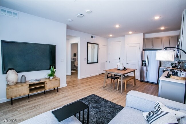 4480 Meadows Ln in Las Vegas, NV - Building Photo - Building Photo