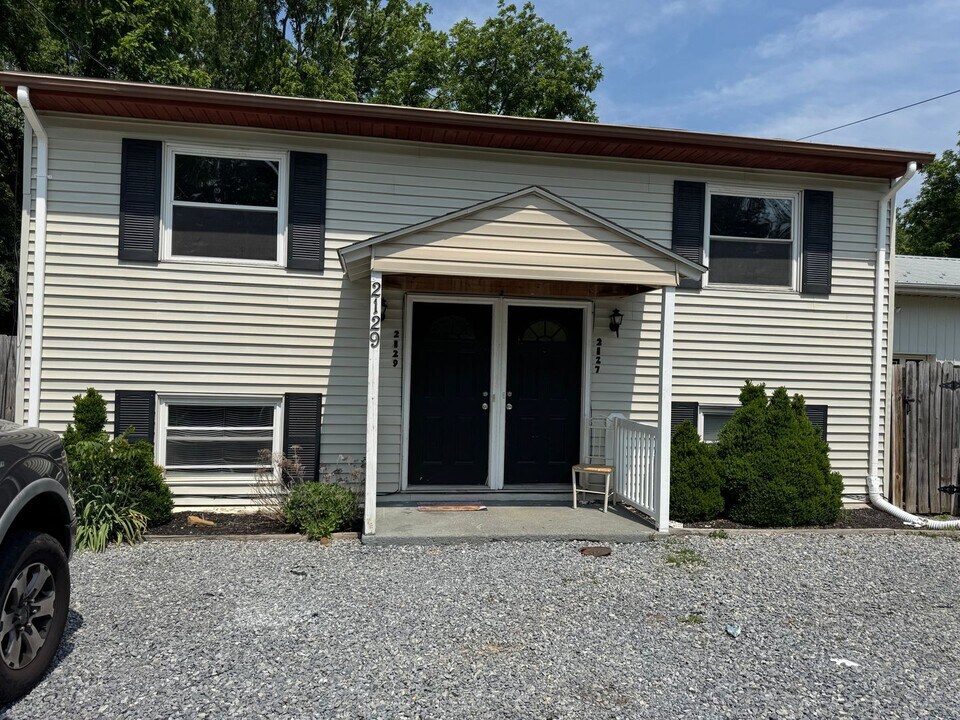 2127 Hollins Rd NE in Roanoke, VA - Building Photo