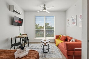 596 W 9th St, Unit SI ID1491166P in Dallas, TX - Building Photo