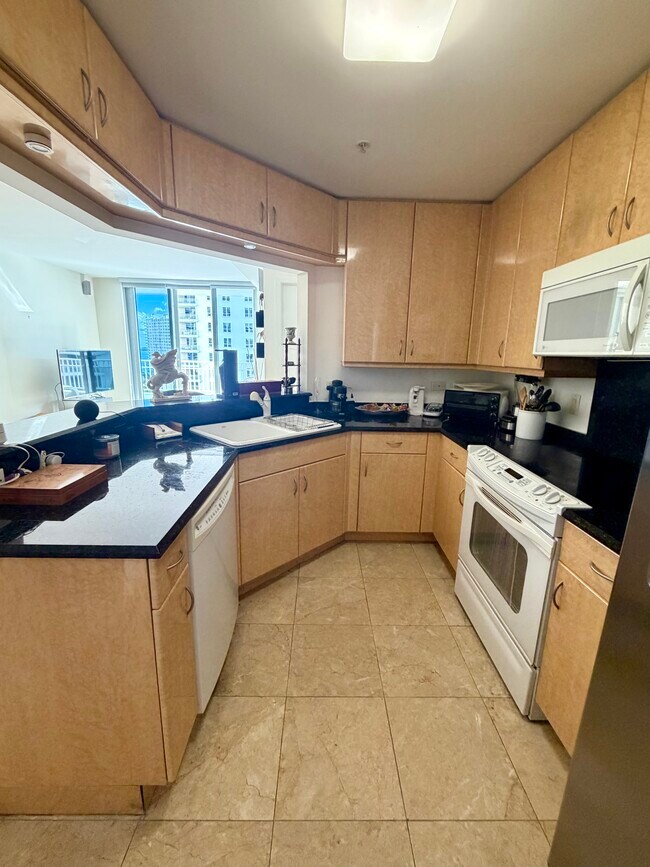 801 Brickell Key Blvd, Unit Brickell Key unit #1207 in Miami, FL - Foto de edificio - Building Photo