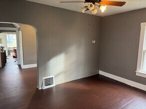 1061 Raymond St in Akron, OH - Foto de edificio - Building Photo