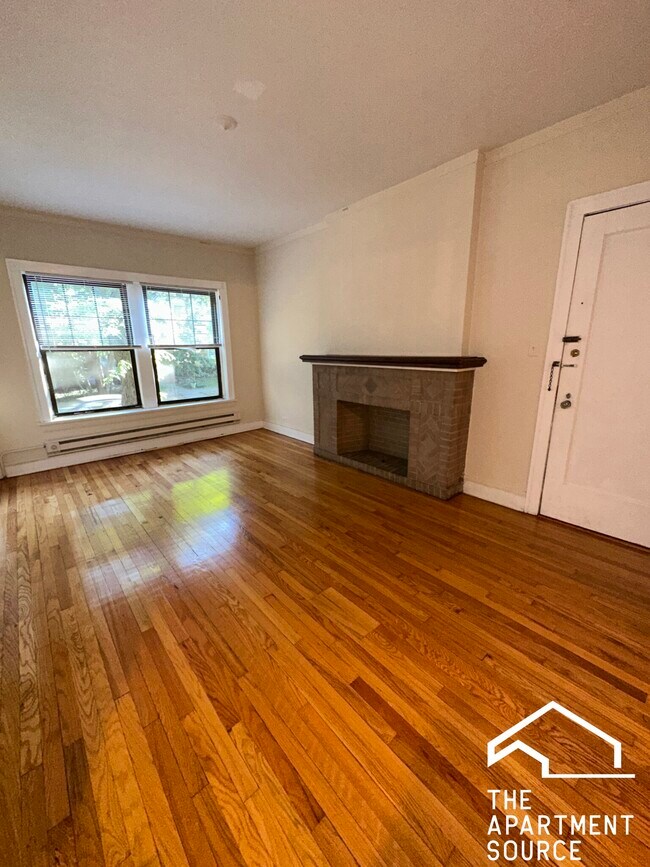 1033 Dempster St, Unit E3 in Evanston, IL - Building Photo - Building Photo