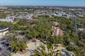 Secluded Oak Villas in San Antonio, TX - Building Photo - Building Photo