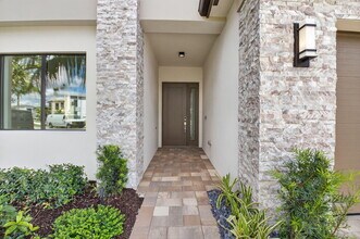 9377 Sunflower Mdw Rd in Boca Raton, FL - Foto de edificio - Building Photo