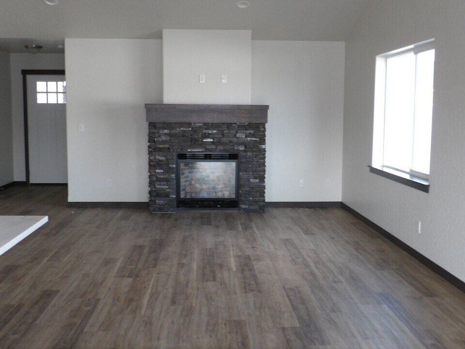 12935 N Cavanaugh Dr in Rathdrum, ID - Building Photo