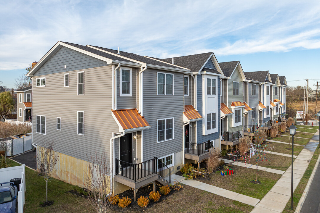 333 1st St in Keyport, NJ - Building Photo