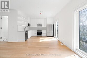 21 Farnham Ave in Toronto, ON - Building Photo - Building Photo