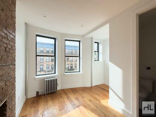 PROSPECT PLACE / Spacious Crown Heights Renovated 3-Bed 2-Bath / No Fee