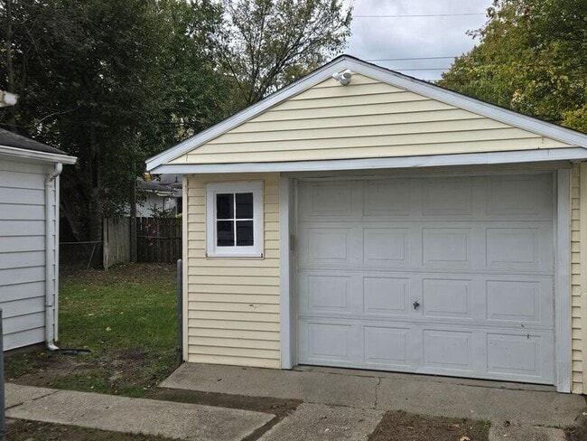 584 Glenwood Ave in Ypsilanti, MI - Building Photo - Building Photo