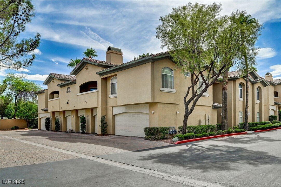 8733 Red Brook Dr in Las Vegas, NV - Building Photo