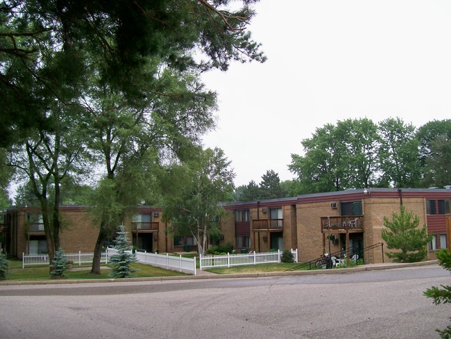 2021 W 90th St in Bloomington, MN - Foto de edificio - Building Photo