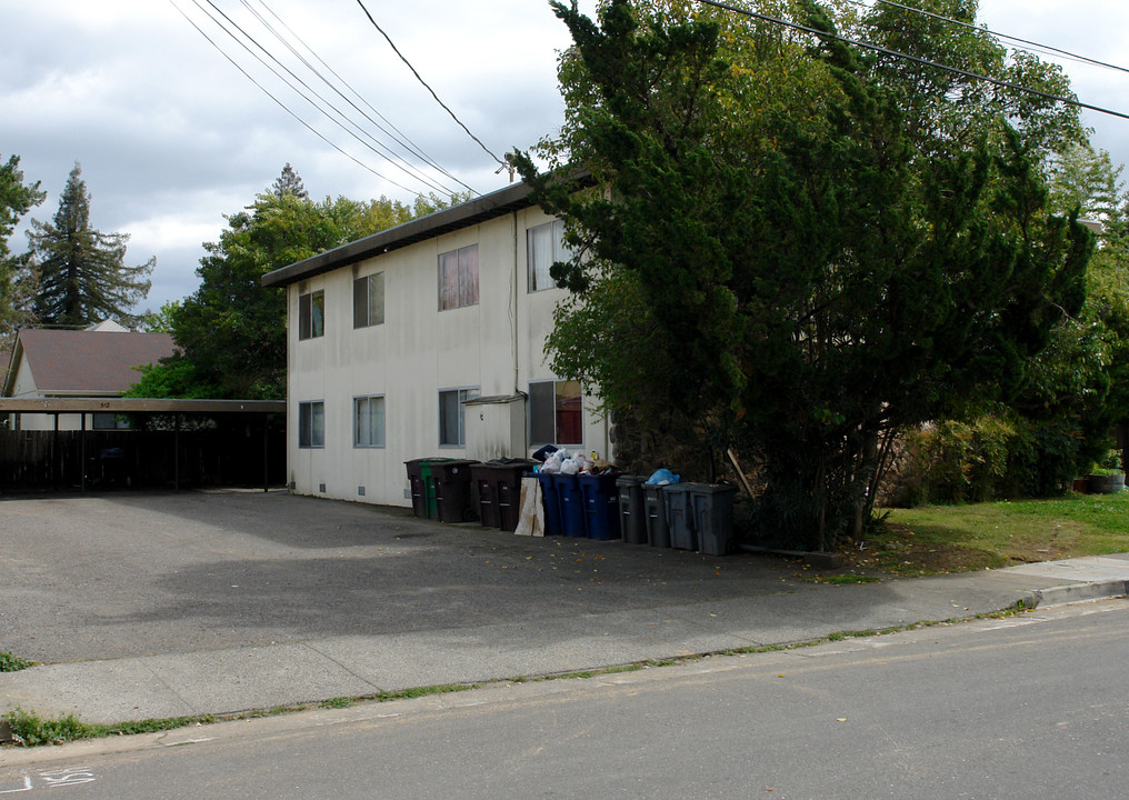 512 Prince Ave in Healdsburg, CA - Building Photo