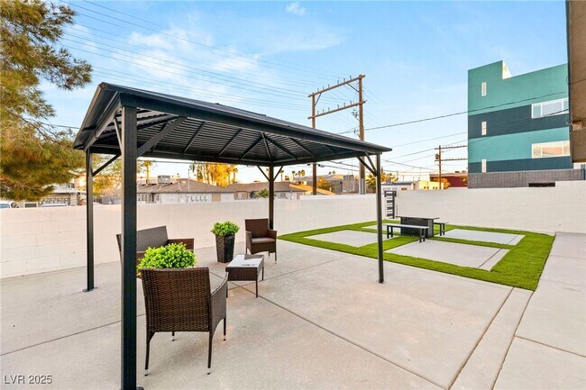 property at 615 S 10th St