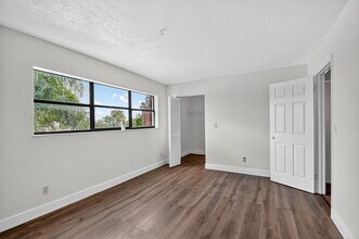 1405 White Pine Dr in Wellington, FL - Building Photo - Building Photo