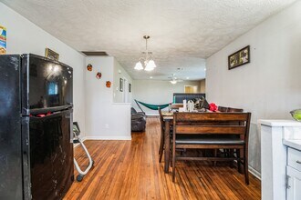 1301 Oaks Dr in Pasadena, TX - Building Photo - Building Photo