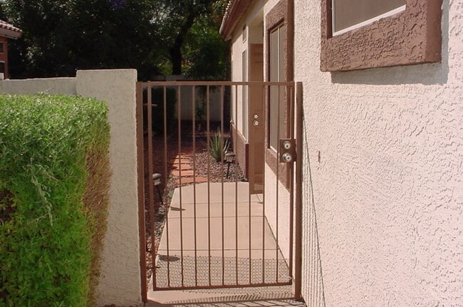 1027 E Brentrup Dr in Tempe, AZ - Building Photo - Building Photo