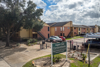 Aspen Club Condominiums in Houston, TX - Foto de edificio - Building Photo