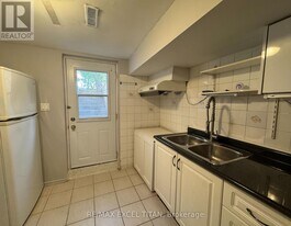 251 Shawnee Cir in Toronto, ON - Building Photo