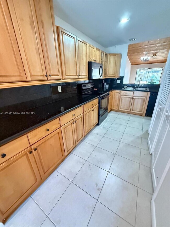 3325 Oak Dr in Hollywood, FL - Foto de edificio - Building Photo