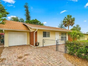 1320 Barbizon Ln in Naples, FL - Foto de edificio - Building Photo