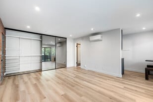 Hollywood Biltmore in Hollywood, CA - Building Photo