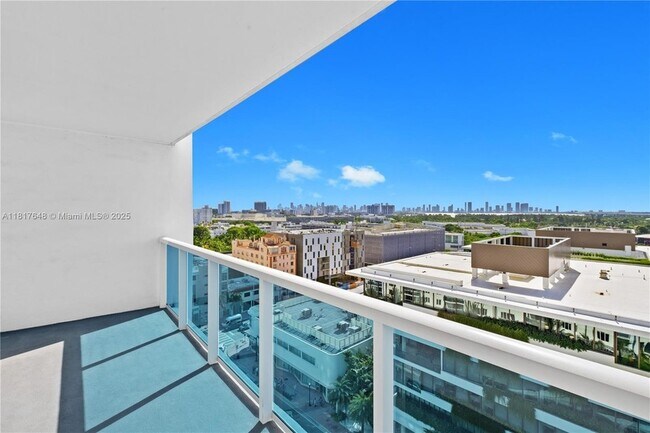 2301 Collins Ave, Unit 1229 in Miami Beach, FL - Foto de edificio - Building Photo