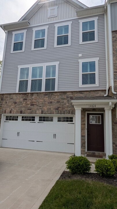 1464 Chenin Run in Avon, OH - Building Photo