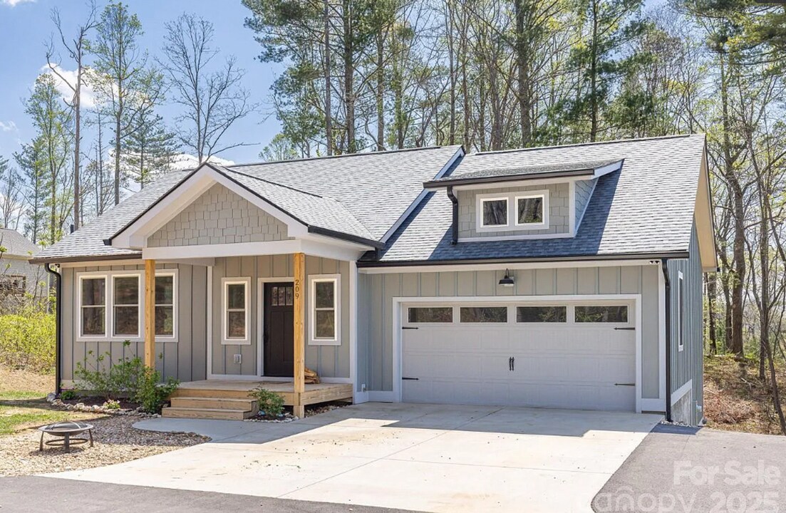 209 Fall Leaves Dr in Fairview, NC - Building Photo