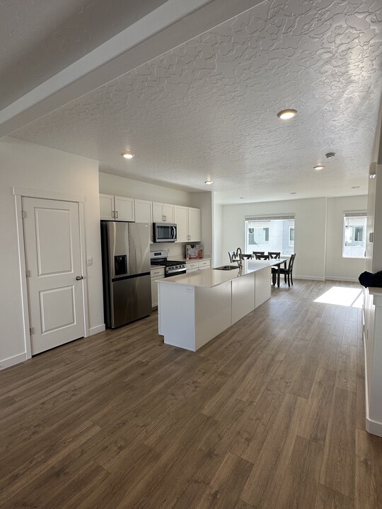 1133 W 320 S, Unit Master Room in American Fork, UT - Foto de edificio