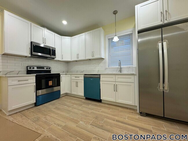 7 Carson St, Unit 2 in Boston, MA - Foto de edificio - Building Photo