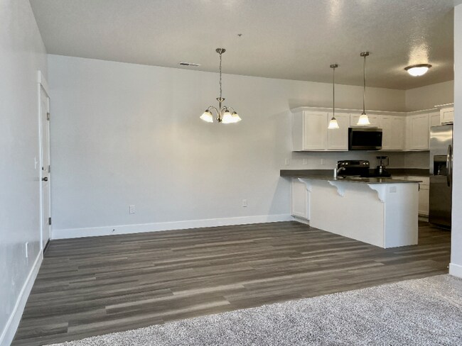 13128 Keegan Dr, Unit 202 in Herriman, UT - Foto de edificio - Building Photo