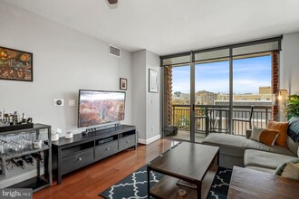1020 N Highland St in Arlington, VA - Foto de edificio - Building Photo