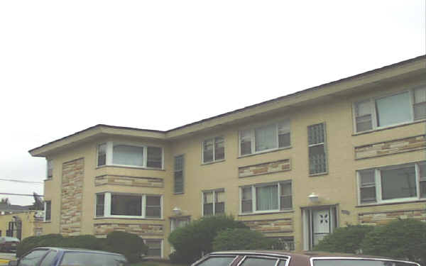 7221 W Dickens Ave in Elmwood Park, IL - Building Photo