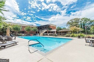 300 Johnson Ferry Rd in Atlanta, GA - Foto de edificio - Building Photo