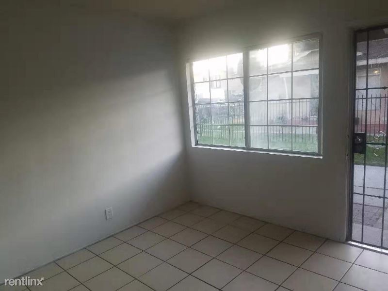 305 W Guinida Ln in Anaheim, CA - Building Photo