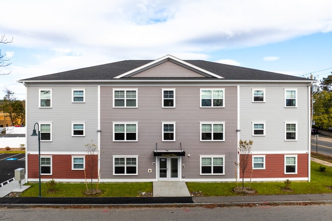 Goodall Place in Sanford, ME - Foto de edificio - Building Photo