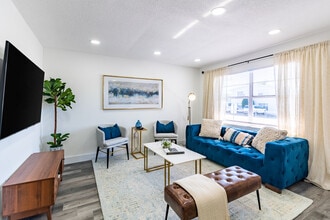 Andover Club Apartments in Tampa, FL - Building Photo - Building Photo