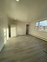 485 Avenue A, Unit 1 in Bayonne, NJ - Foto de edificio - Building Photo