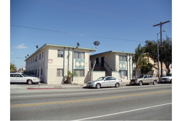 9302 S Avalon Blvd in Los Angeles, CA - Building Photo