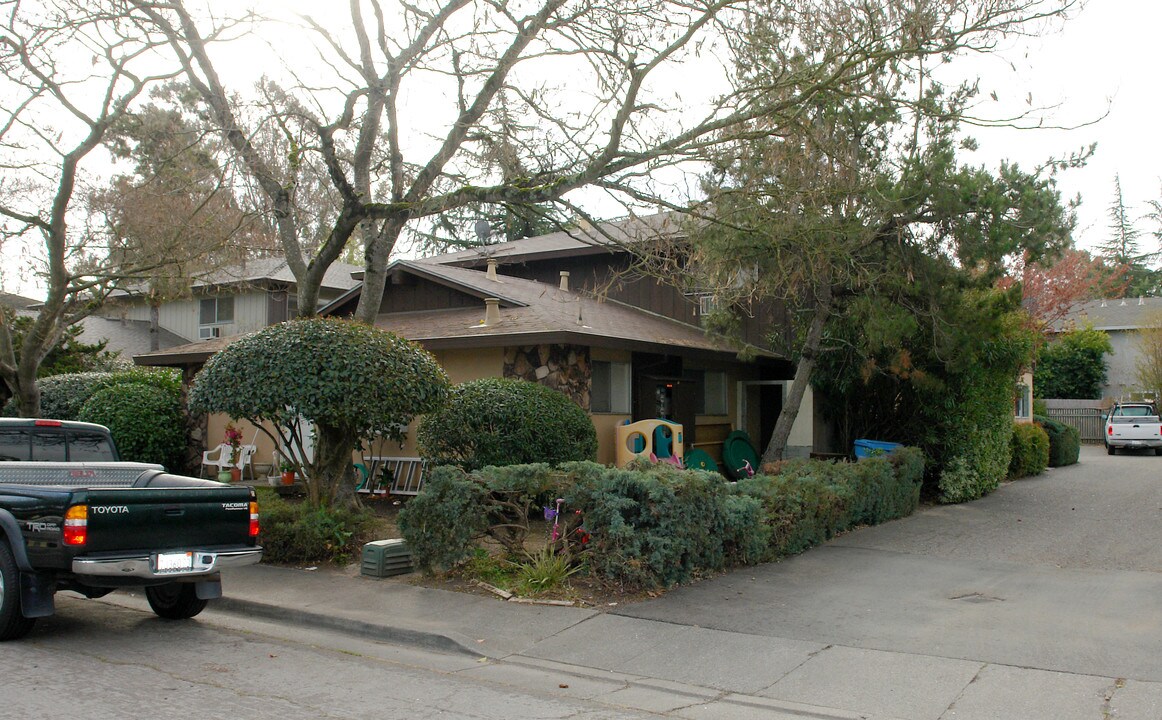 5068 Roma St in Santa Rosa, CA - Building Photo