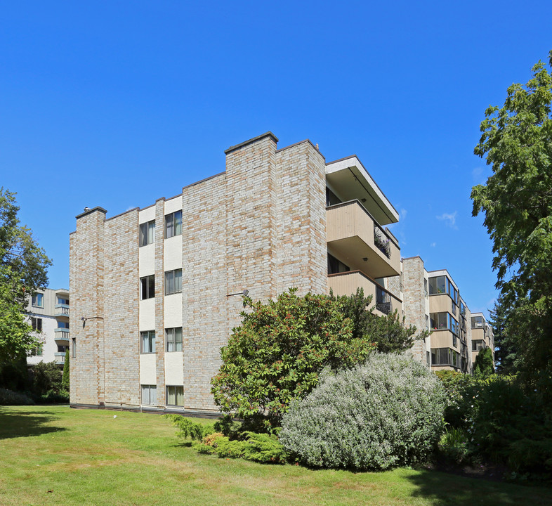 Chateau Jubilee in Victoria, BC - Building Photo