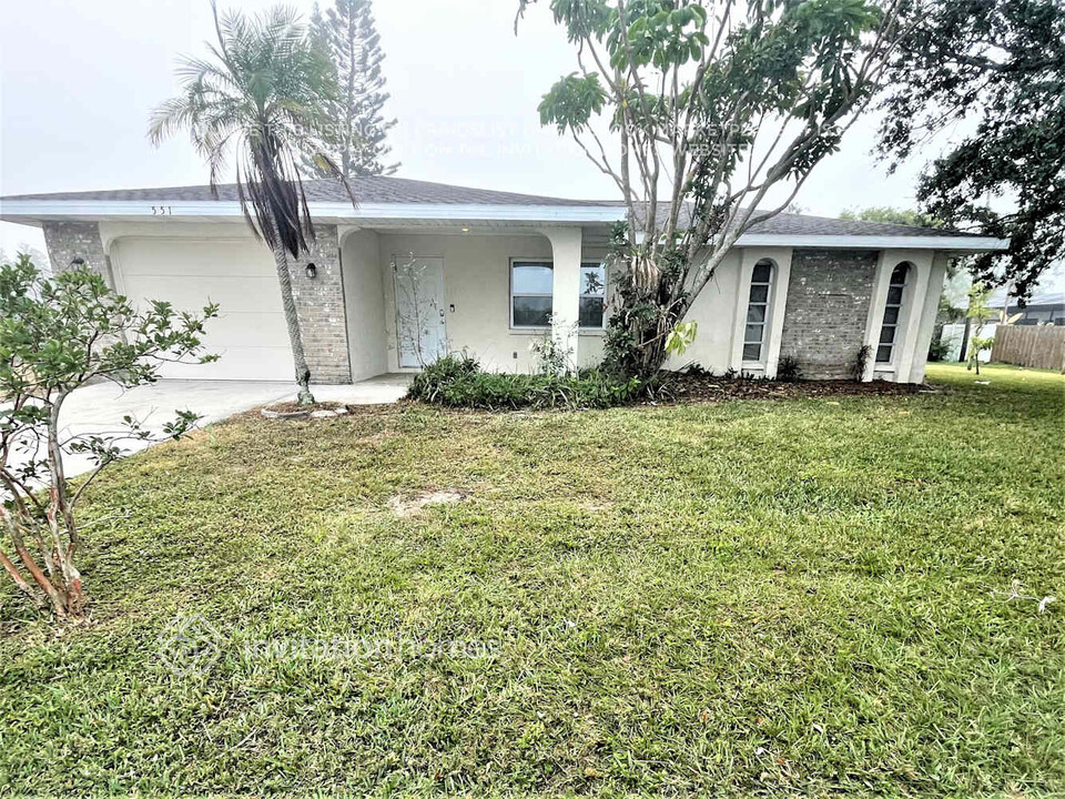 551 Whippoorwill Dr in Venice, FL - Foto de edificio