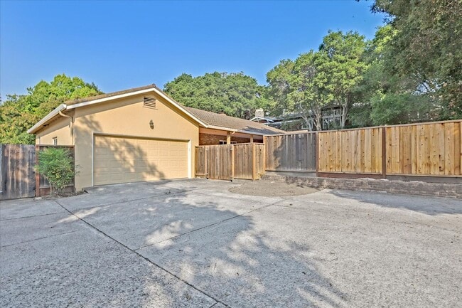 14251 Saratoga Sunnyvale Rd in Saratoga, CA - Building Photo - Building Photo