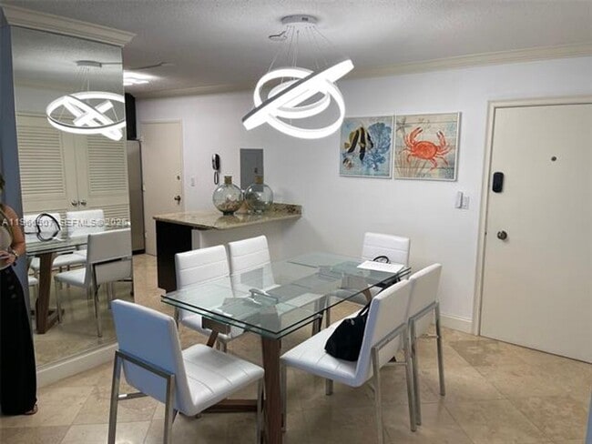 5555 Collins Ave in Miami Beach, FL - Building Photo - Building Photo