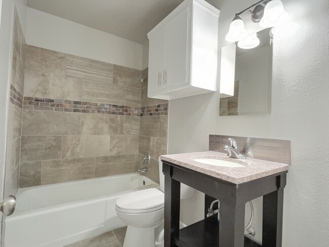 6116 S Madison Plz, Unit B