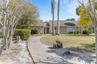 Woodhollow Apartments in Orlando, FL - Building Photo - Building Photo