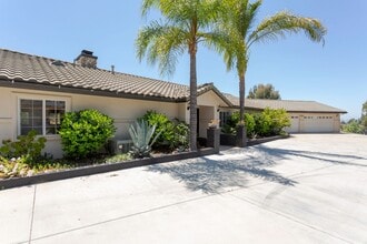 36900 Vía Broza in Temecula, CA - Building Photo - Building Photo