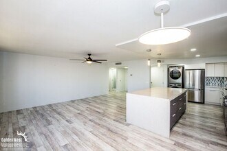 205 E Harmon Ave in Las Vegas, NV - Building Photo - Building Photo