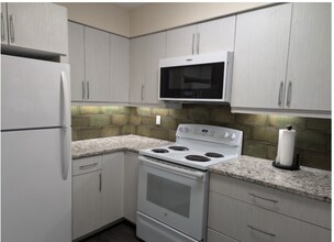 13 Hyde Ct in Bedminster, NJ - Building Photo - Building Photo